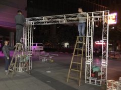 問：廣州活動現(xiàn)場布置，不同美工與桁架搭建工